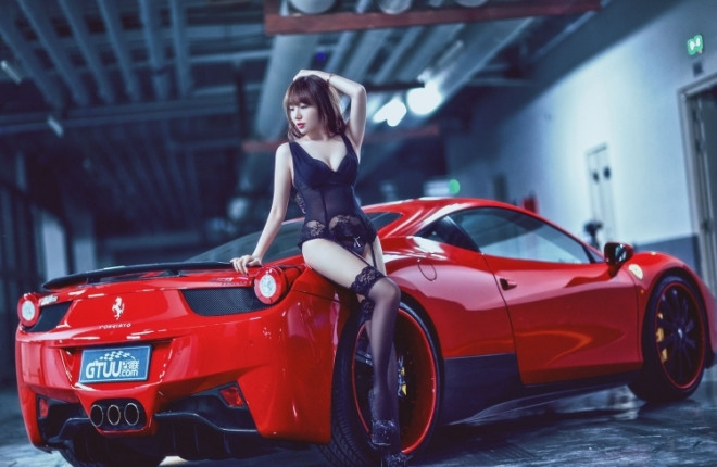 Mỹ nhân khoe đường cong hút mắt bên siêu xế Ferrari