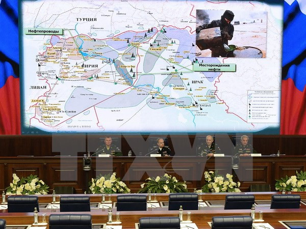 Bộ Quốc phòng Nga công bố những bức ảnh chụp ngày 13-14/11 cho thấy một số lượng lớn xe chở dầu tập trung hoặc di chuyển đang chuyển dầu sang Thổ Nhĩ Kỳ. (Nguồn: AFP/TTXVN)