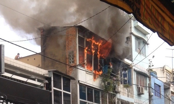 Lửa bốc cháy nghi ngút.