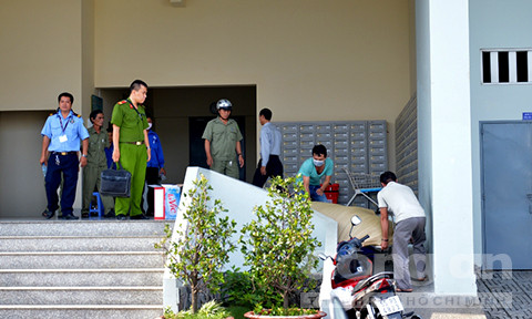 Thi thể nạn nhân được chuyển về nhà xác để điều tra.