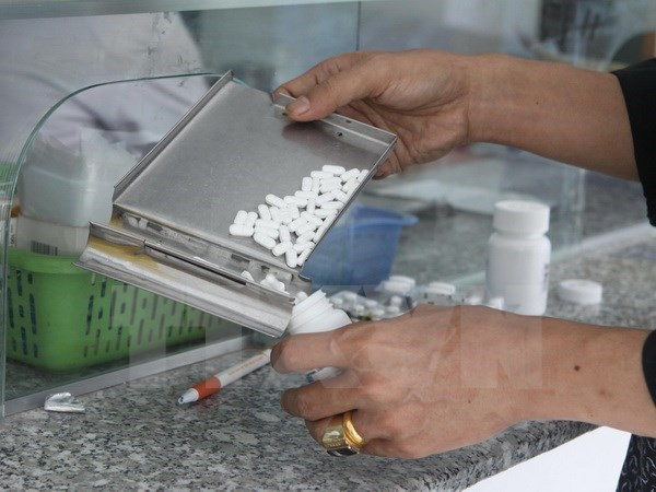 Điều trị thuốc kháng HIV (ARV). Ảnh: Phương Vy/TTXVN.