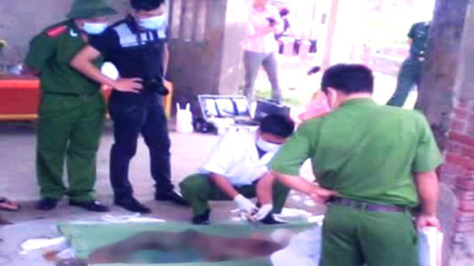 Lực lượng chức năng tiến hành khám nghiệm tử thi để điều tra cái chết của người phụ nữ chưa rõ danh tính. Ảnh H.Hải.