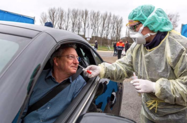 Xét nghiệm COVID-19 không dừng xe ở Đức. (Ảnh: Reuters)