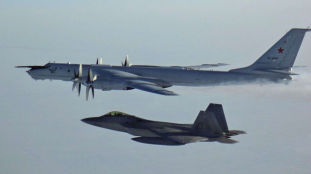 Bức ảnh do NORAD đưa ra ngày 9/3 cho thấy máy bay Mỹ đang xua máy bay trinh sát của Nga ở gần bờ biển Alaska