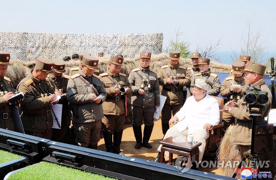 Ông Kim Jong Un thị sát cuộc diễn tập. (Ảnh: Yonhap)