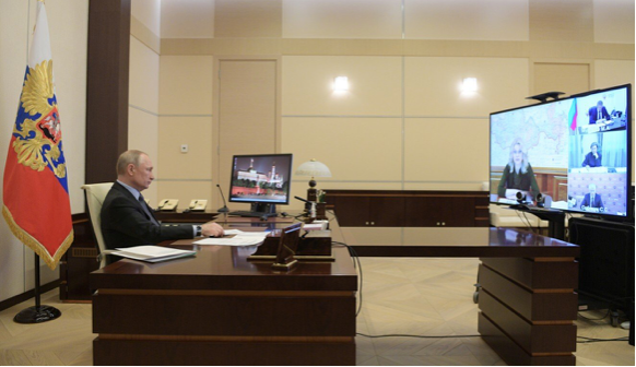 Tổng thống Nga Vladimir Putin trong cuộc họp trực tuyến ngày 13/4. (Ảnh: EPA