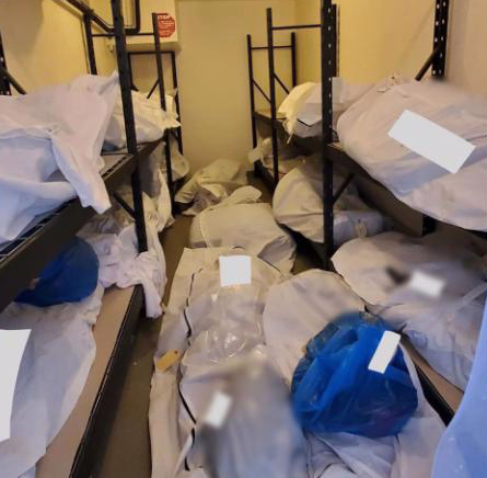 Các thi thể nằm ngổn ngang trong một phòng của bệnh viện Sinai-Grace. (Ảnh: CNN)