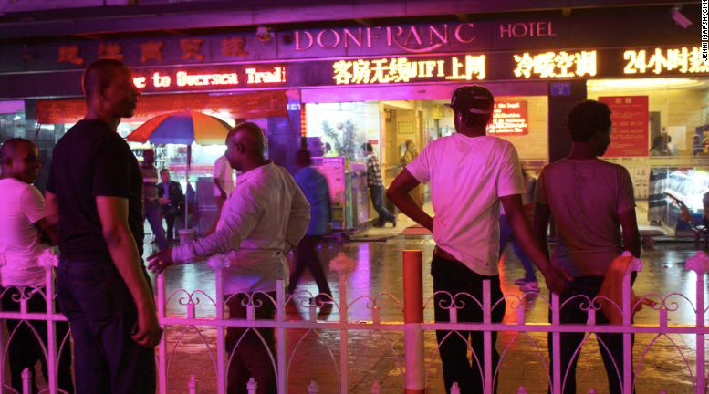 Nhóm người châu Phi đang đứng trước một khách sạn ở Quảng Châu. (Ảnh: CNN)