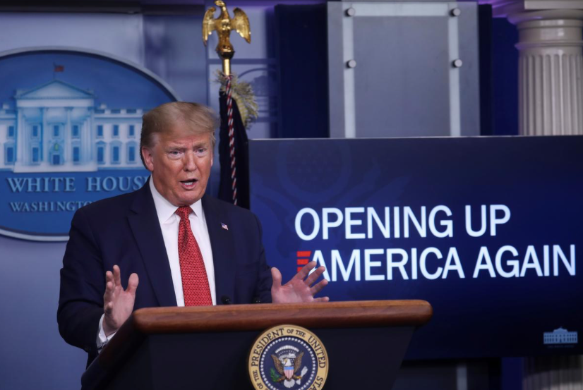 Tổng thống Mỹ Donald Trump trong buổi họp thông báo kế hoạch cho giai đoạn mở cửa trở lại. (Ảnh: Reuters)