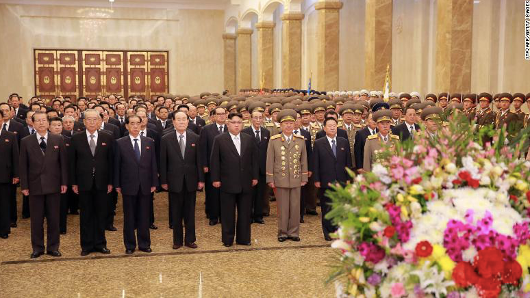 Ông Kim Jong Un và các quan chức cấp cao Triều Tiên viếng Cung Mặt trời Kimsusan năm 2017. (Ảnh: KCNA)