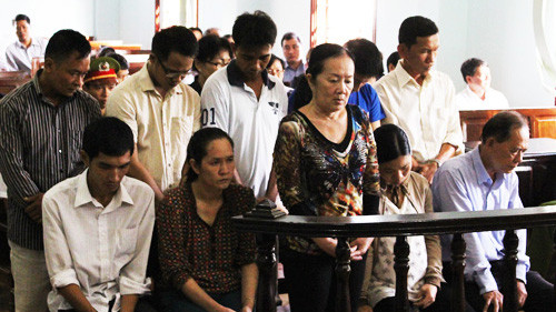 Các bị cáo tại phiên tòa ngày 13/11. Ảnh: Cửu Long/VnExpress