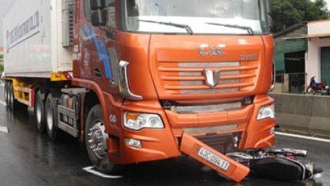 Hiện trường xe container lao qua 2 vợ chồng sắp cưới và kéo lê xe máy 30m.