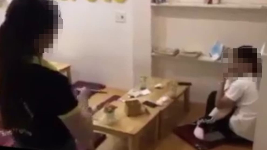 Hình ảnh đôi nam nữ bị bắt quả tang trong cửa hàng trà sữa. Ảnh chụp màn hình.