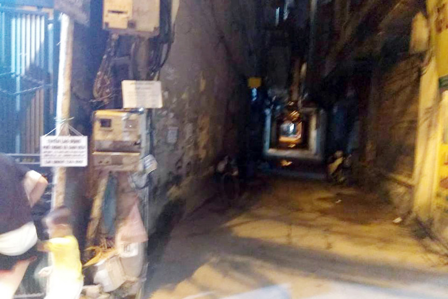 Lối đi vào khu chung cư xảy ra sự việc.