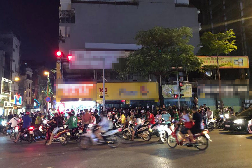 Rất đông người dân dừng lại theo dõi vụ việc. Ảnh: Facebook.