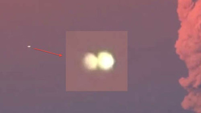 UFO xuất hiện khi núi lửa phun trào
