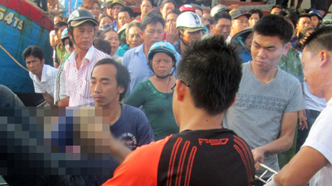 Lực lượng cứu hộ đưa thi thể các thuyền viên vào bờ. Ảnh: Đ.X.