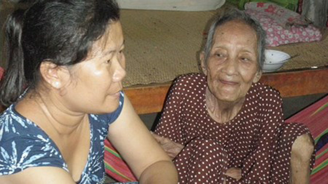 Chị Nguyễn Thị Mỹ Hương (cháu dâu) và cụ Trù. Ảnh: Trần Đáng.