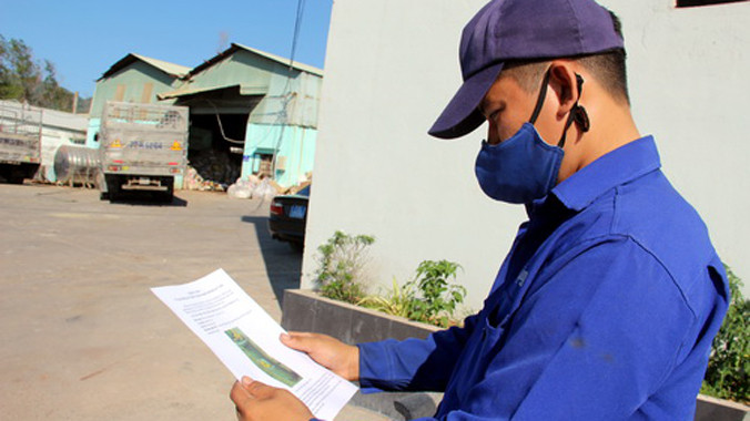 Cơ quan chức năng phát tờ rơi truy tìm thiết bị phóng xạ tại các điểm thu mua phế liệu. Ảnh: Hoàng Trường.