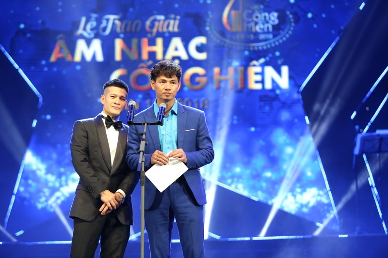 Xuân Bắc và đạo diễn Việt Tú có màn tung hứng đá xéo màn cầu hôn của Trường Giang