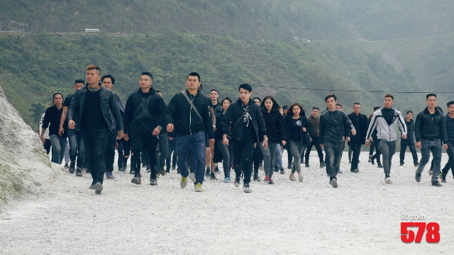 Đạo diễn đưa 100 người tới bối cảnh để thử vai