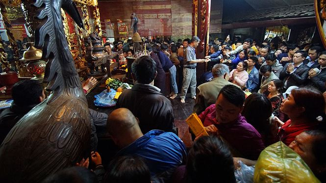 Chen chân chờ xin ấn đền Trần sau giờ khai ấn