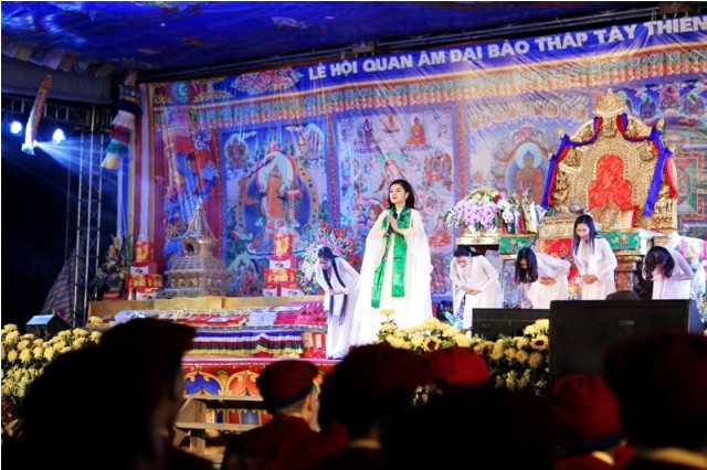 Sao Mai Thu Hằng lần thứ hai đứng trên sân khấu Đại Bảo tháp Mandala Tây Thiên