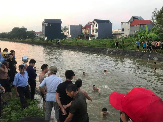 Người dân tìm kiếm 3 ông cháu tại tuyến kênh chảy qua thị trấn Hợp Hòa chiều 15/9. Ảnh: Dân trí