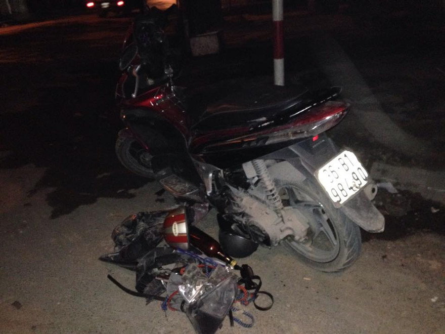 Chiếc xe máy bị hư hỏng nặng phần đầu.
