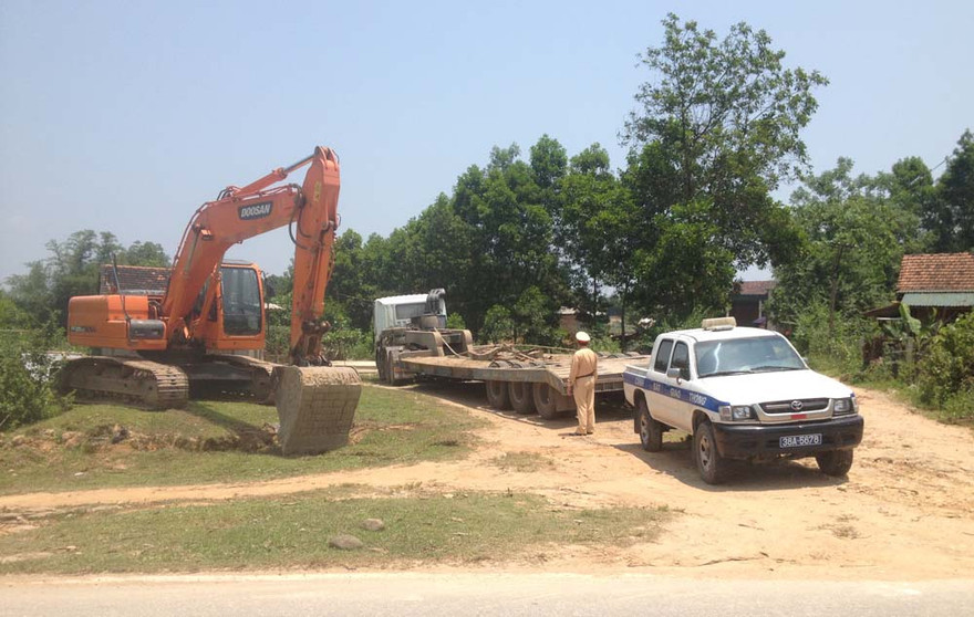 Xe siêu tải gặp trạm cân bỏ chạy gần 20km mới bị cơ quan chức năng tạm giữ.