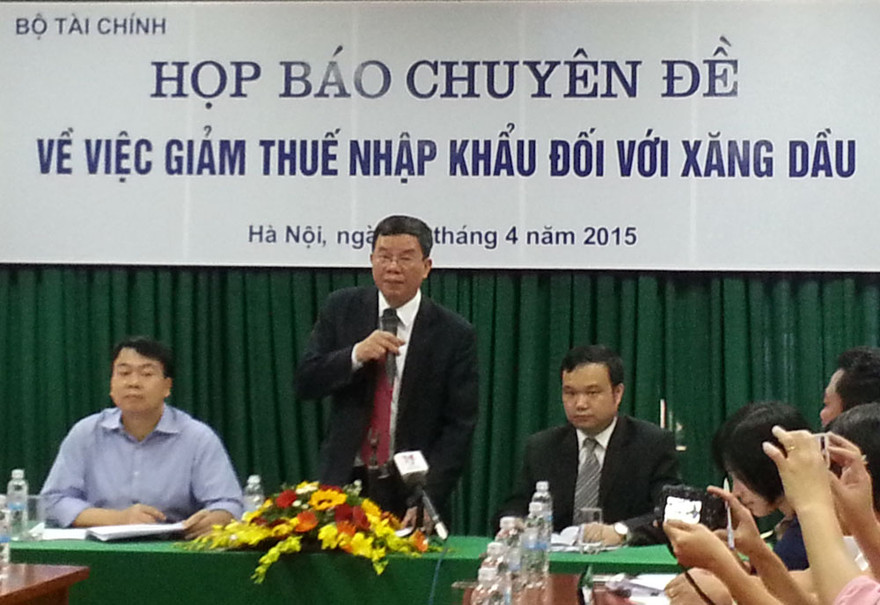 Ông Phạm Đình Thi, Vụ trưởng Vụ Chính sách thuế, Bộ Tài chính trả lời câu hỏi của báo chí về việc Nhà máy lọc dầu Dung Quất 'dọa' đóng cửa.