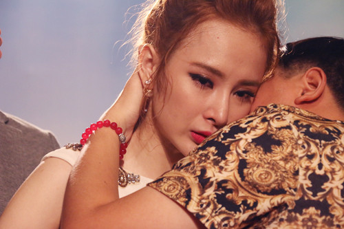 Angela Phương Trinh khóc khi về nhì.