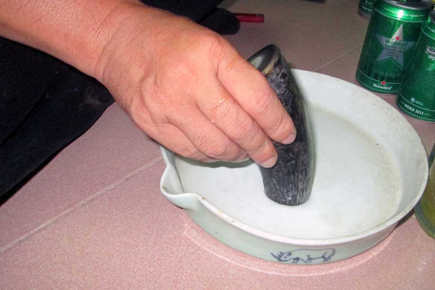 Nghèo cũng xài sừng tê giác