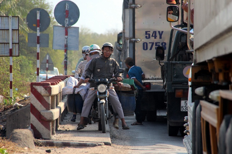 Giao thông tắc nghẽn trên quốc lộ 1A đoạn qua qua thôn Vĩnh Phúc.