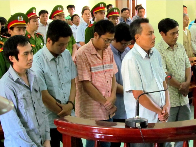 Các bị cáo Thành, Huy, Mẫn, Quang, Quyền, Hoàn (từ trái qua) nghe tuyên án.