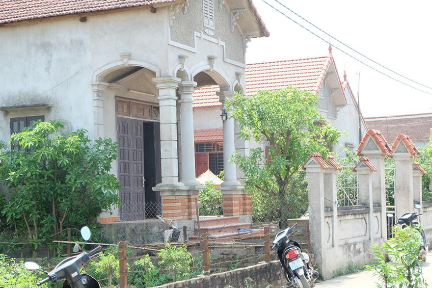 Gia đình nạn nhân đưa thi thể nữ sinh T. về lo hậu sự.