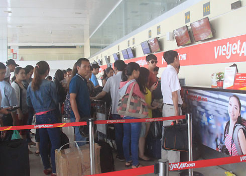 Hành khách lên máy bay được mang tối đa 7kg hành lý xách tay. Ảnh minh họa: Đ.Loan.