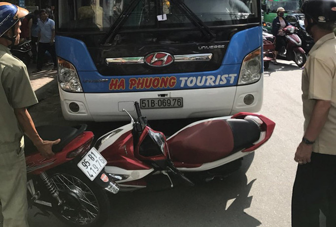 Chiếc xe máy của ông Đạt bị xe khách tông đổ. Ảnh: Dân Trí.