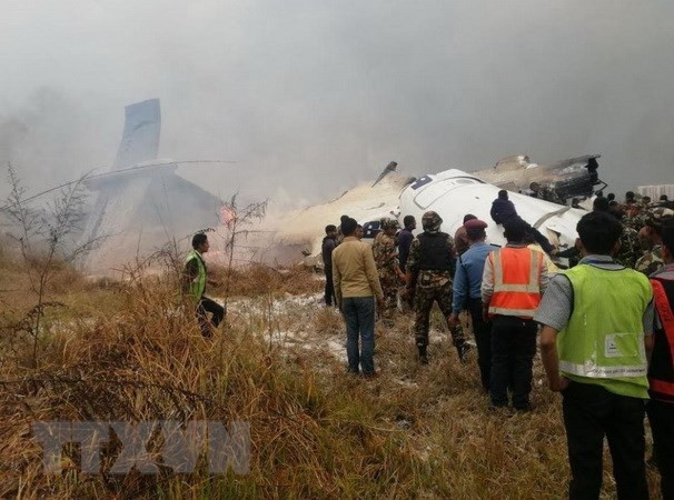 Hiện trường vụ máy bay bốc cháy ở Nepal ngày 12/3. Nguồn: The Sun/TTXVN.