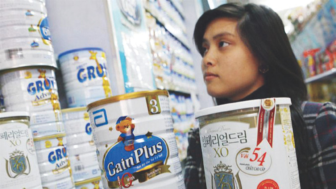 Chất lượng, giá cả của mặt hàng sữa luôn thu hút sự quan tâm của người tiêu dùng. ảnh: Hồng Vĩnh