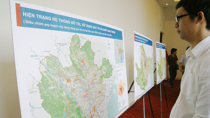 Người dân xem quy hoạch hệ thống đô thị, sử dụng đất và giao thông khu vực Vùng Thủ đô. Ảnh: L.H.V