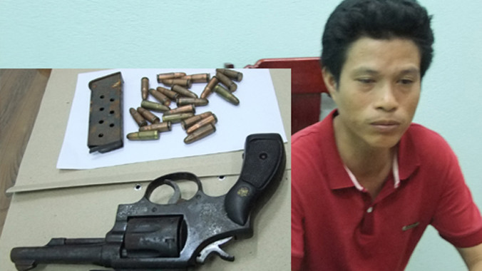 Lê Anh Dũng cùng tang vật. Ảnh: Công an Thanh Hóa cung cấp 