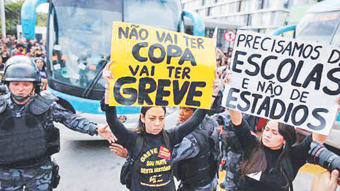 Người dân phản đối trước trung tâm huấn luyện của đội tuyển Brazil. Ảnh: AP