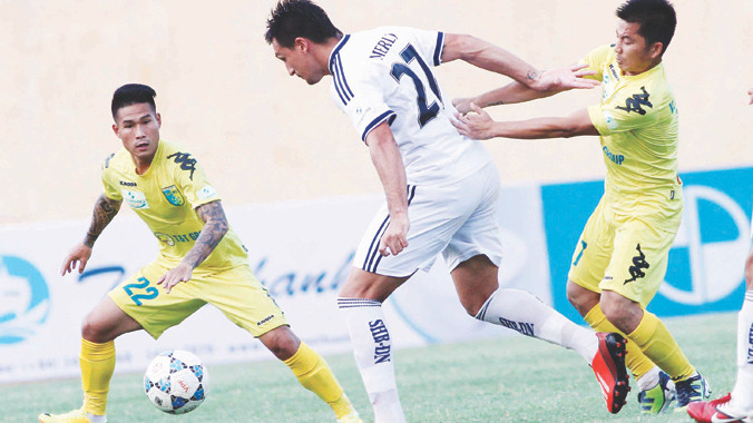  Không còn sự phục vụ của Gaston Merlon (giữa), sức mạnh của SHB Đà Nẵng giảm đáng kể. ảnh: VSI 