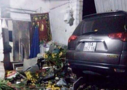 Chiếc ôtô sau khi đâm chết 2 thanh niên, tiếp tục lao thẳng vào nhà dân. Ảnh: CTV.