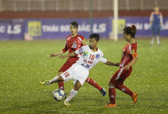 Hà Nội I (áo trắng) thắng đậm Sơn La.