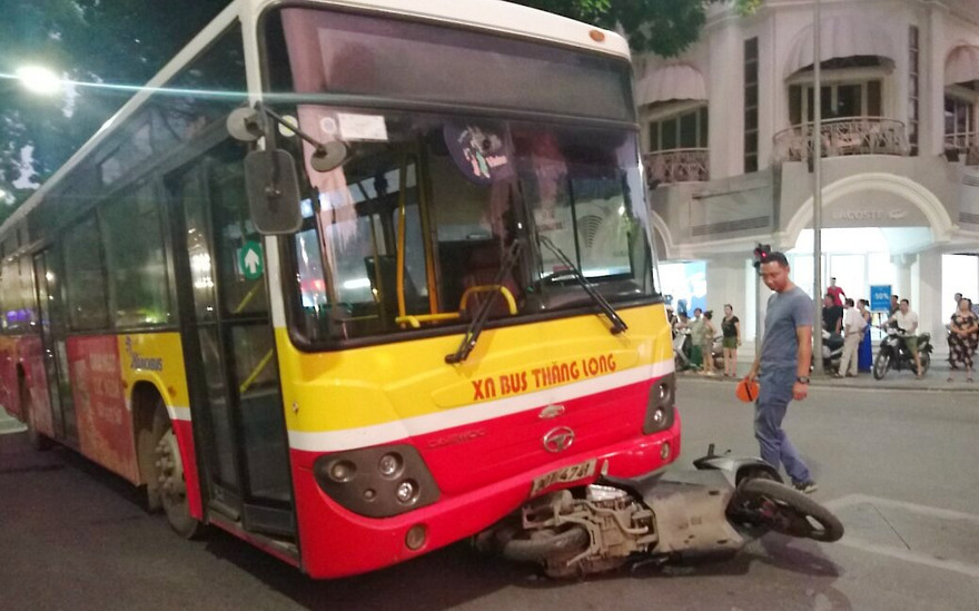 Hiện trường vụ tai nạn xe buýt tông xe máy