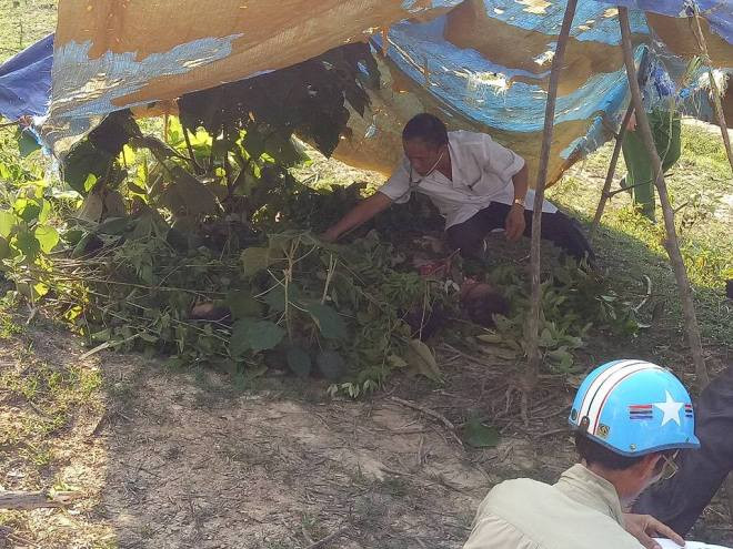 Ba nữ sinh được vớt lên bờ trong sự đau đớn của gia đình và người thân.