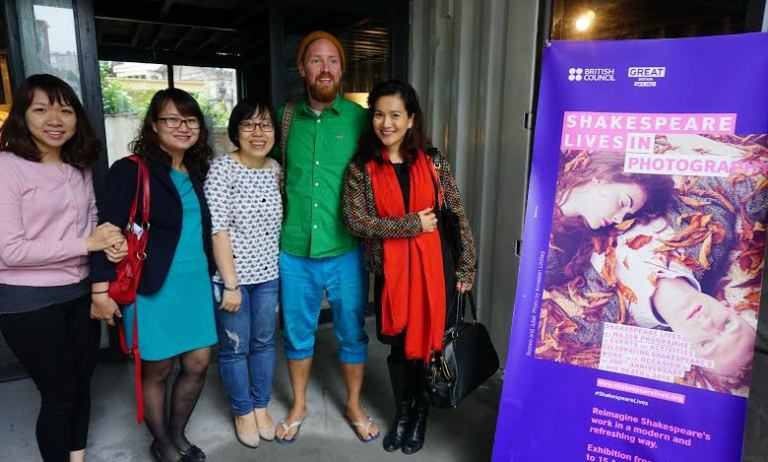 Tác giả của bức ảnh đoạt giải, nghệ sỹ nhiếp ảnh Coin Carey, một ông “Tây ba lô” đúng nghĩa. 