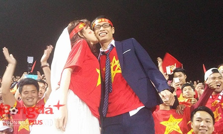 Chú rể hôn cô dâu giữa trận Việt Nam và Đài Loan